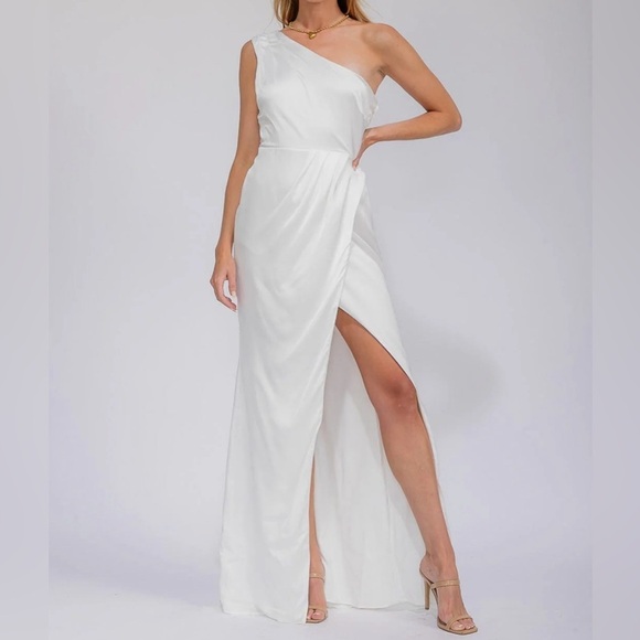 Dresses & Skirts - Elegant White One-Shoulder Dress
